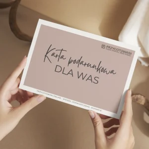 Dłonie trzymają kartę podarunkową Przygotowani.online z napisem Karta podarunkowa dla Was